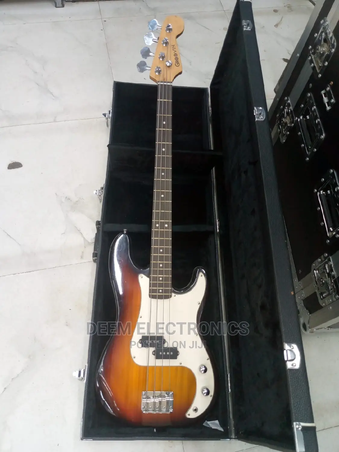 Bass Guitar 4 Strings and the Case