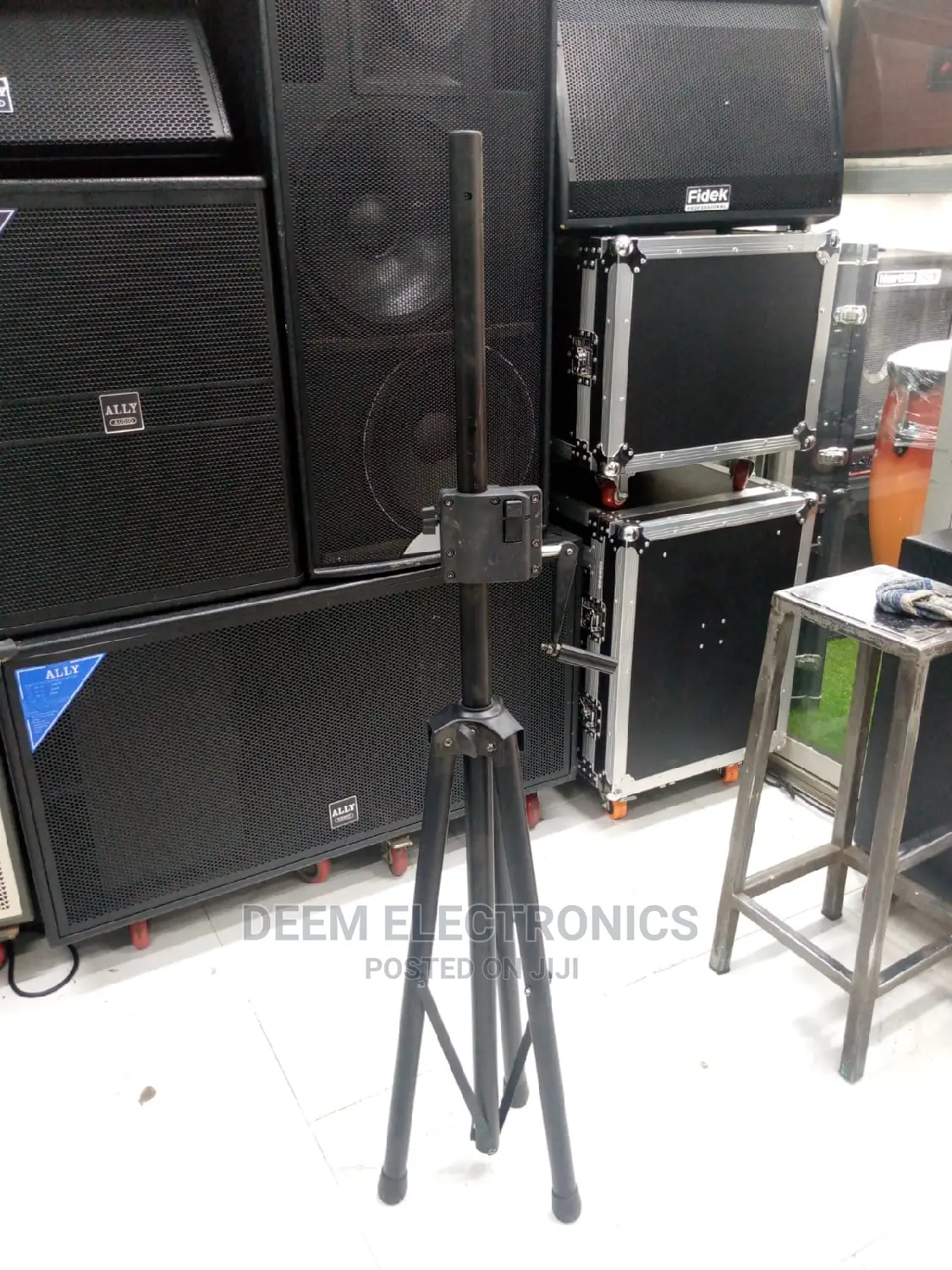 Speaker Stand With Pulley