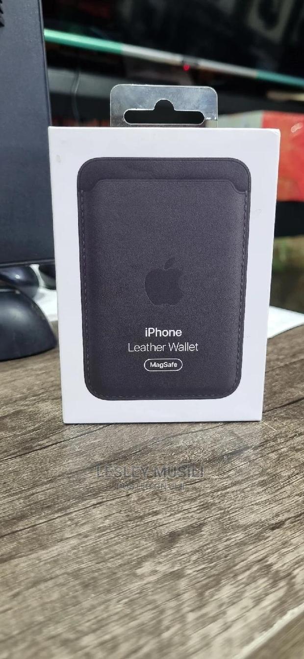 Apple Leather Wallet With Magsafe (For iPhone)