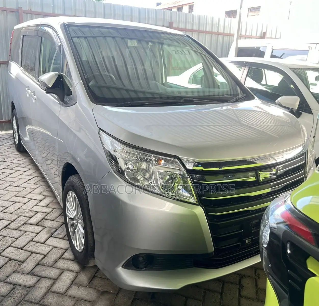 Toyota Noah 2.0 AWD (8 Seater) 2017 Silver