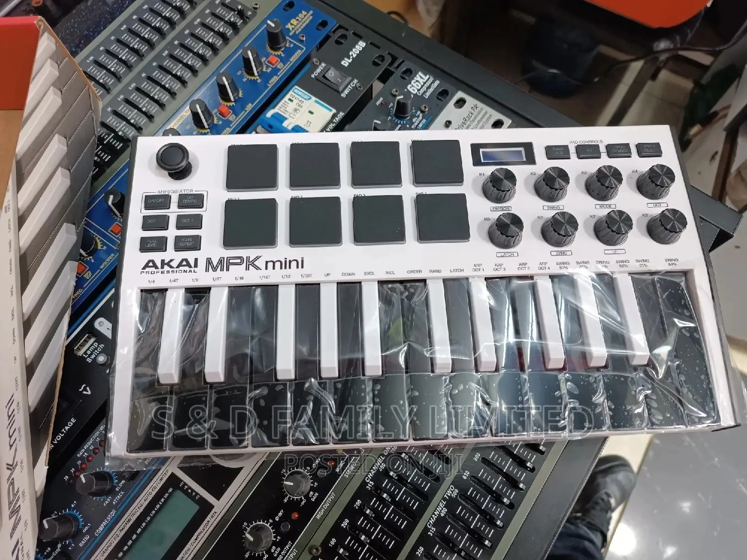 White Akai MPK Mini Midi Keyboard