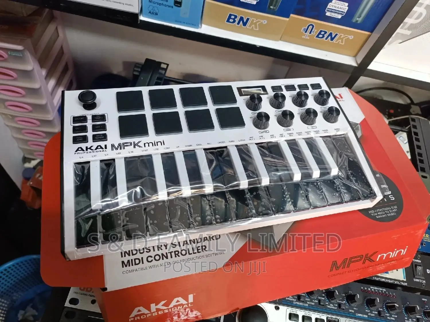 White Akai MPK Mini Midi Keyboard