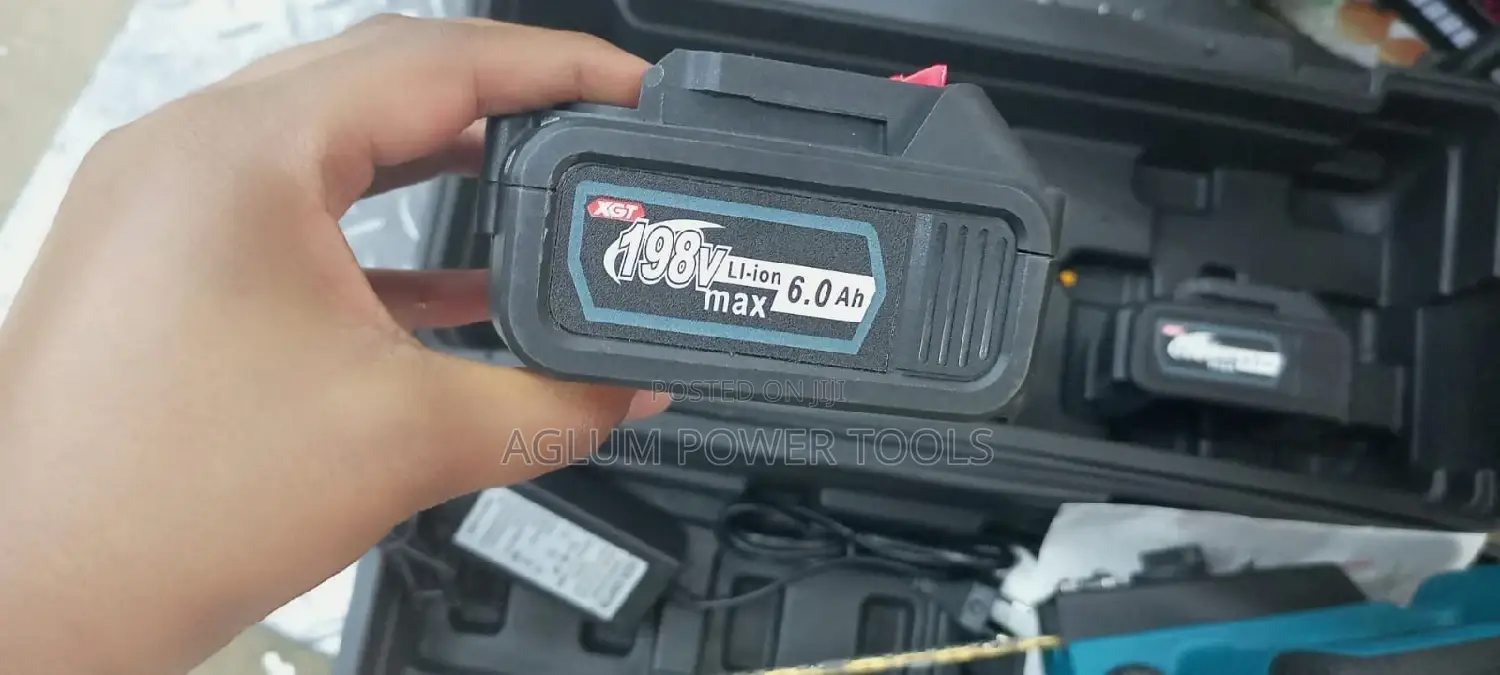 Cordless Meakida Chainsaw.