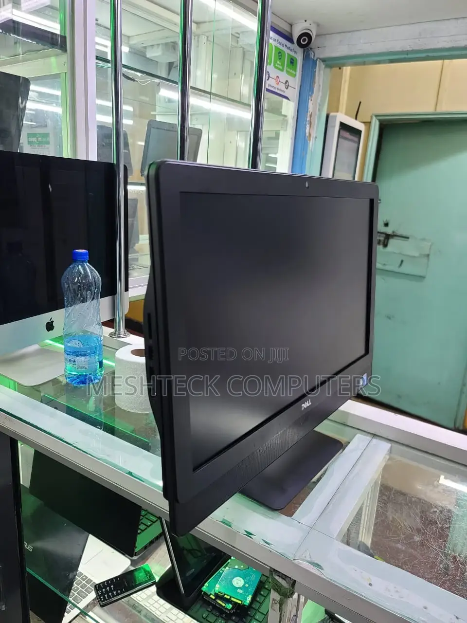 Dell 19 Inches Super Clean Monitor