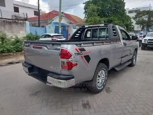 Toyota Hilux 2016 Gray