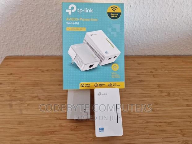 Tp-Link 4220KIT 300mbps AV600 Wi-Fi Powerline Extender - main view