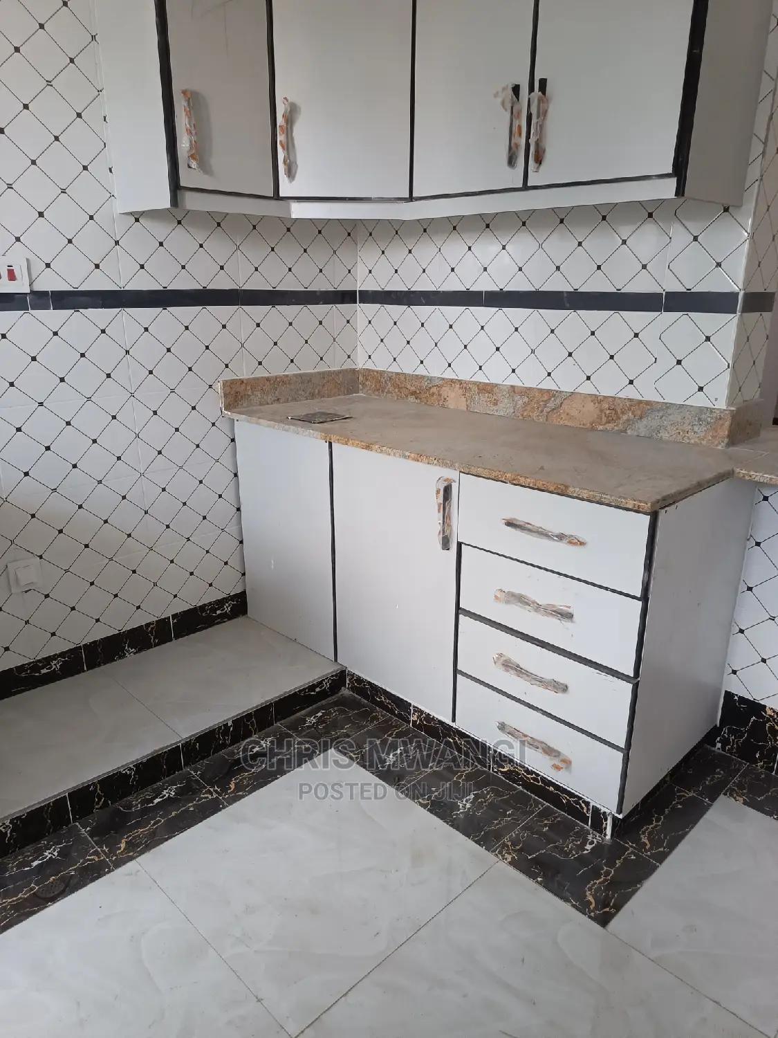 3bdrm Block of Flats in Muchatha Limuru Road, Ruaka for sale