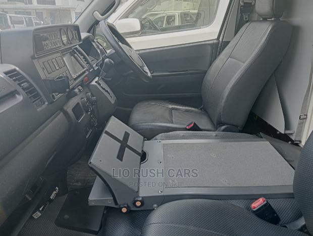Toyota HiAce 2016 White - thumbnail 9