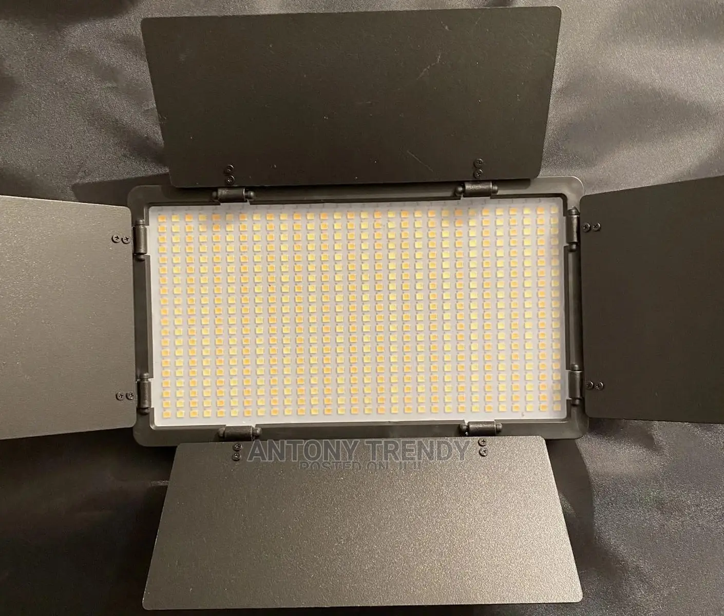 LED 600 PRO With Battery Charger With Stand