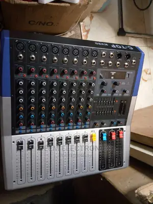 KV-80, 8 Channel Powered Mixer