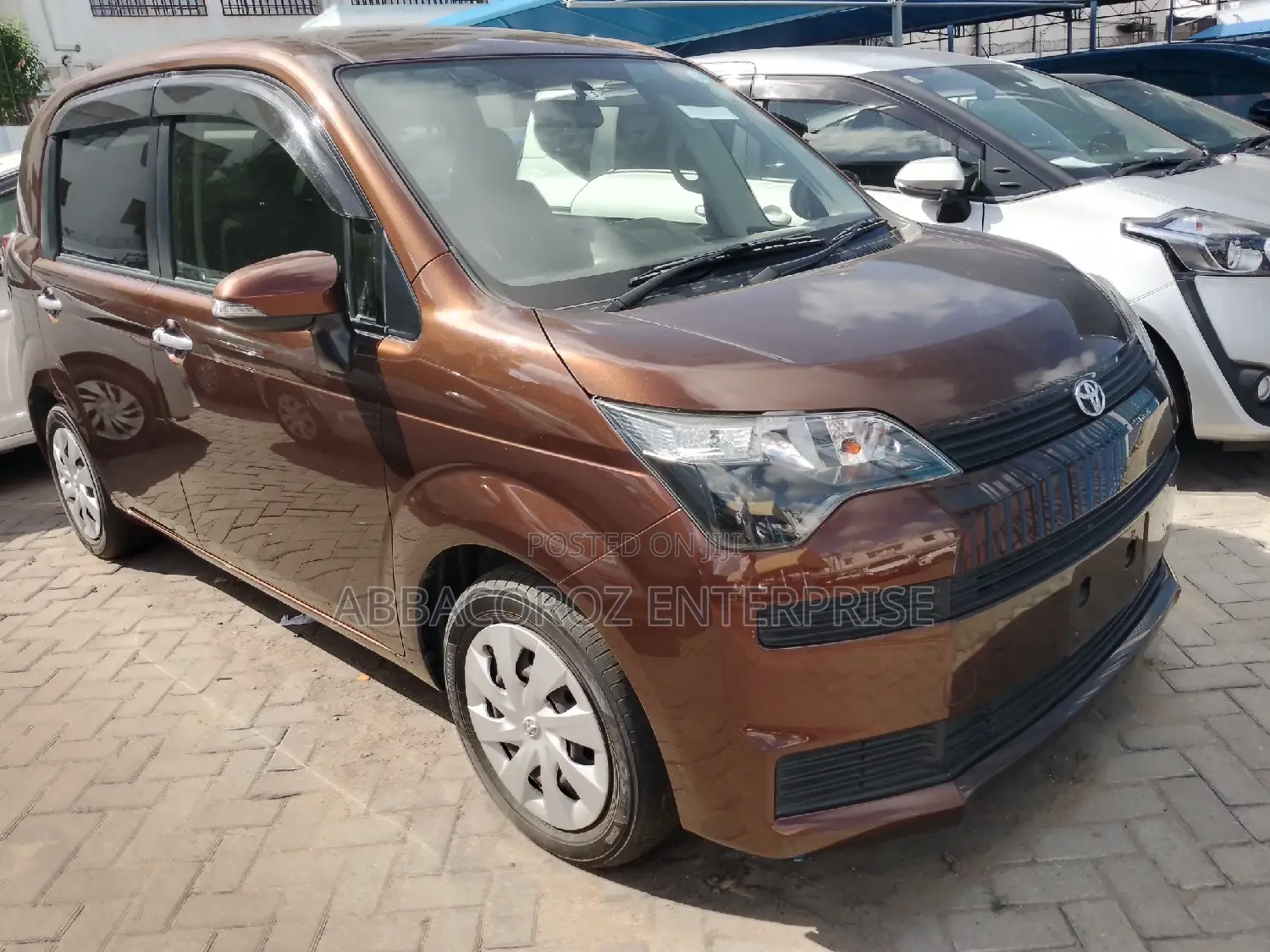 Toyota Spade 2015 Brown