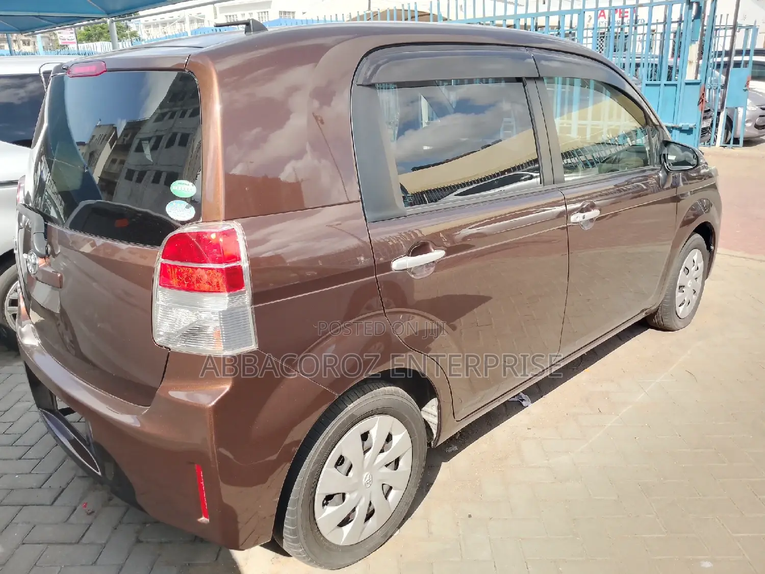 Toyota Spade 2015 Brown