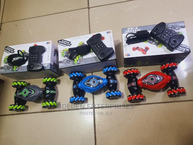 RC Stunt Car With Hand Gesture Control and Controller - main view