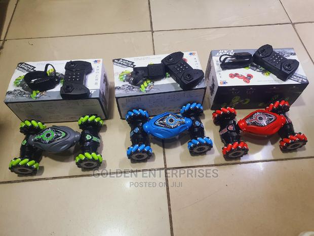 RC Stunt Car With Hand Gesture Control and Controller - main view