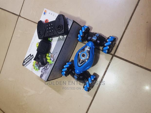 RC Stunt Car With Hand Gesture Control and Controller - main view