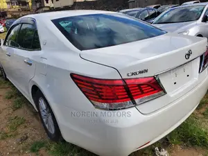 Toyota Crown 2016 Pearl