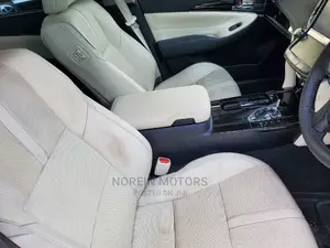 Toyota Crown 2017 Blue