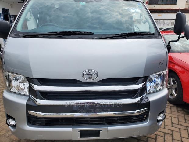 Toyota HiAce 2018 Silver - thumbnail 2