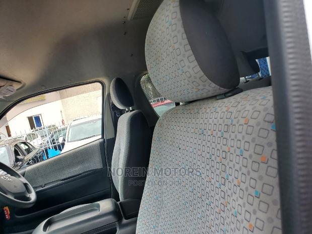 Toyota HiAce 2018 Silver - thumbnail 7