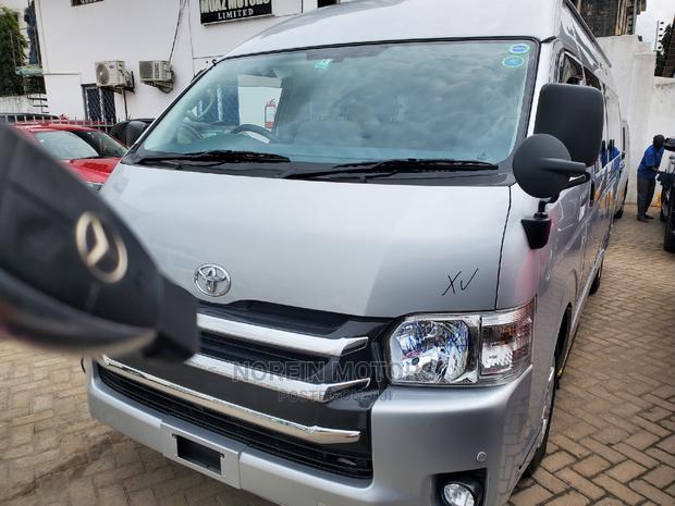 Toyota HiAce 2018 Silver - thumbnail 3