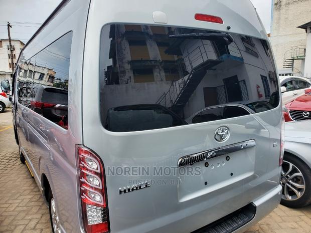 Toyota HiAce 2018 Silver - thumbnail 10