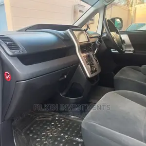 Toyota Noah 2.0 143hp FWD (8 Seater) 2012 Silver