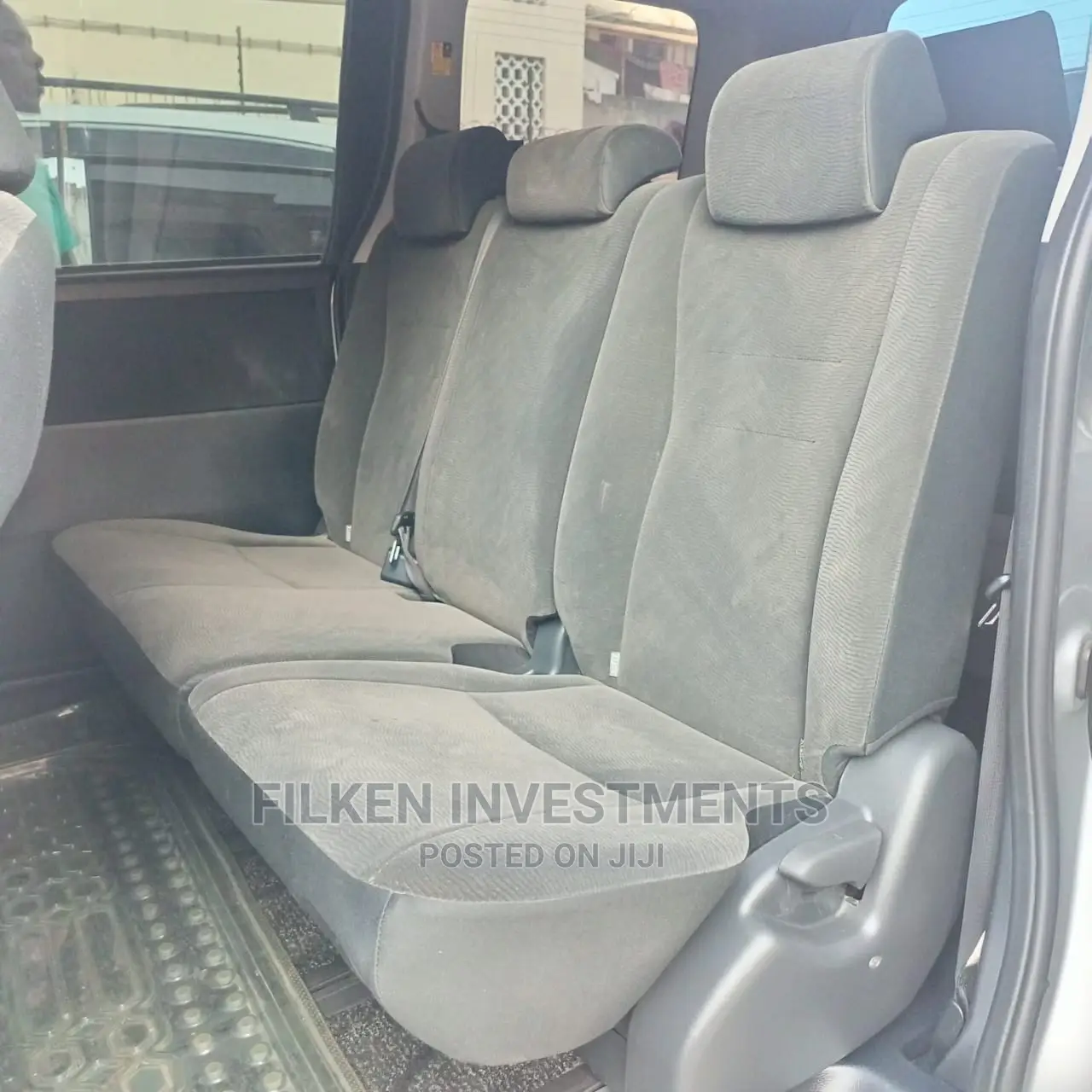 Toyota Noah 2.0 143hp FWD (8 Seater) 2012 Silver