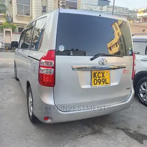 Toyota Noah 2.0 143hp FWD (8 Seater) 2012 Silver