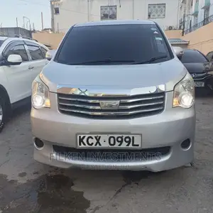 Toyota Noah 2.0 143hp FWD (8 Seater) 2012 Silver