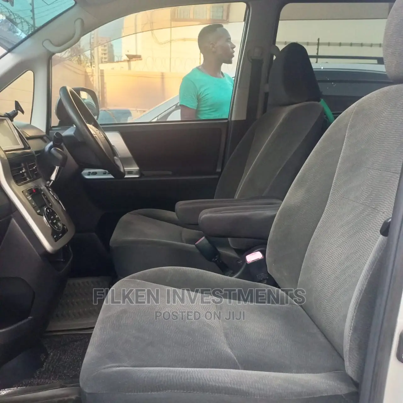 Toyota Noah 2.0 143hp FWD (8 Seater) 2012 Silver