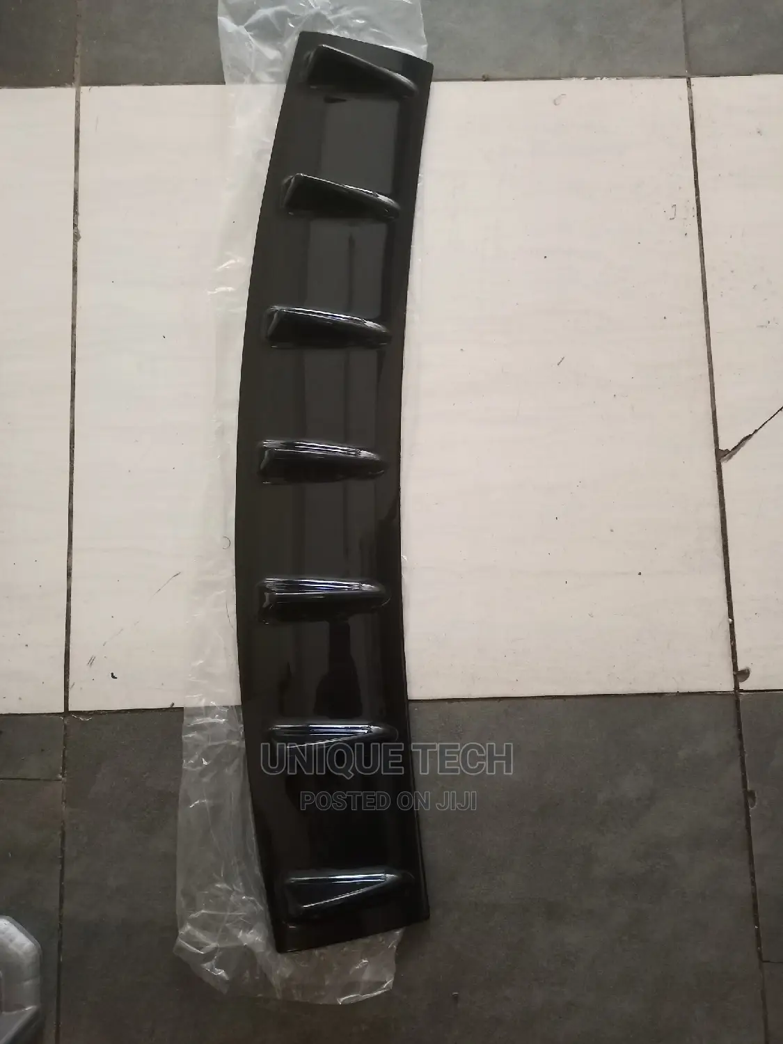 Universal Rear Diffuser - 7 Fin Gloss Black