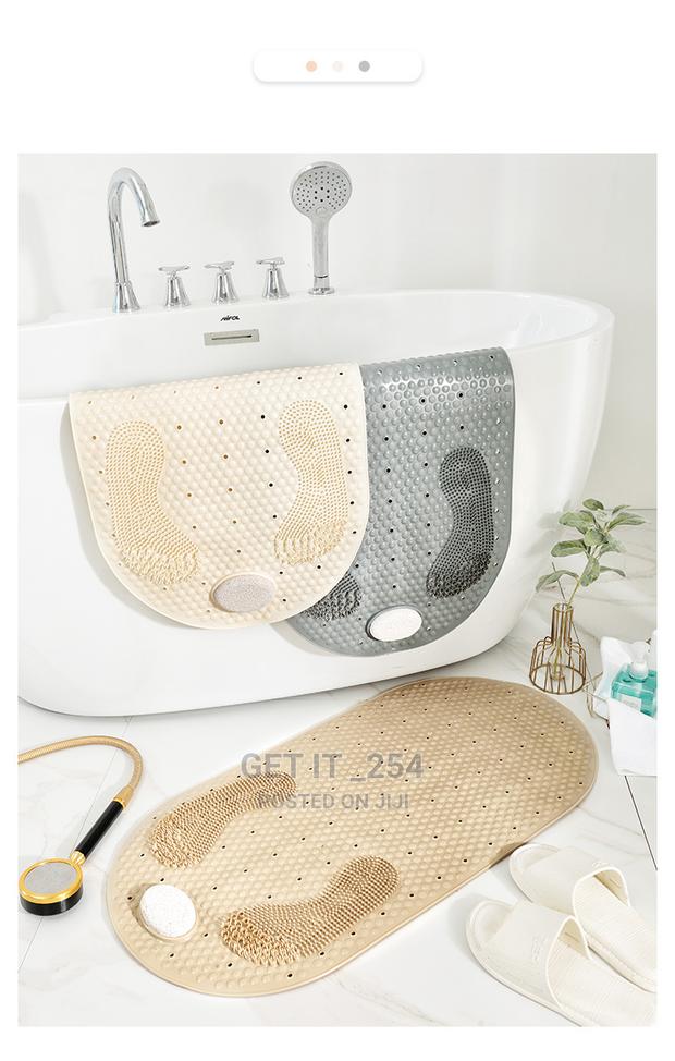 Oval Anti-Skid Bath Mats With Grinding/Pumice Stone - main view