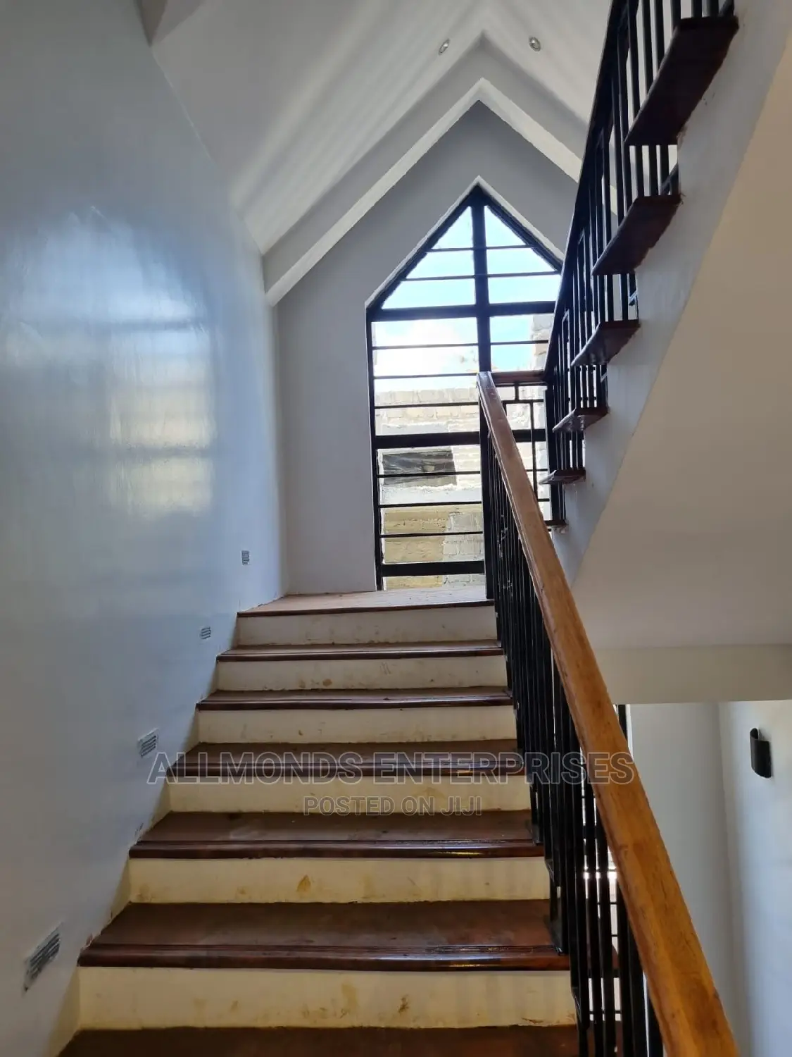 5bdrm Maisonette in Membley Estate for sale