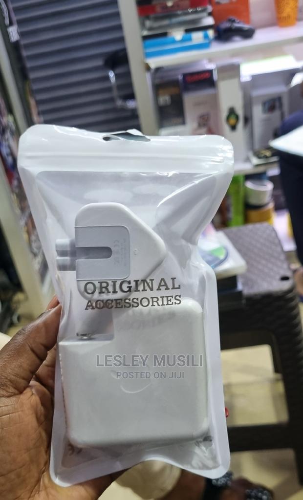 Macbook Adapter 65W Brand New - main view