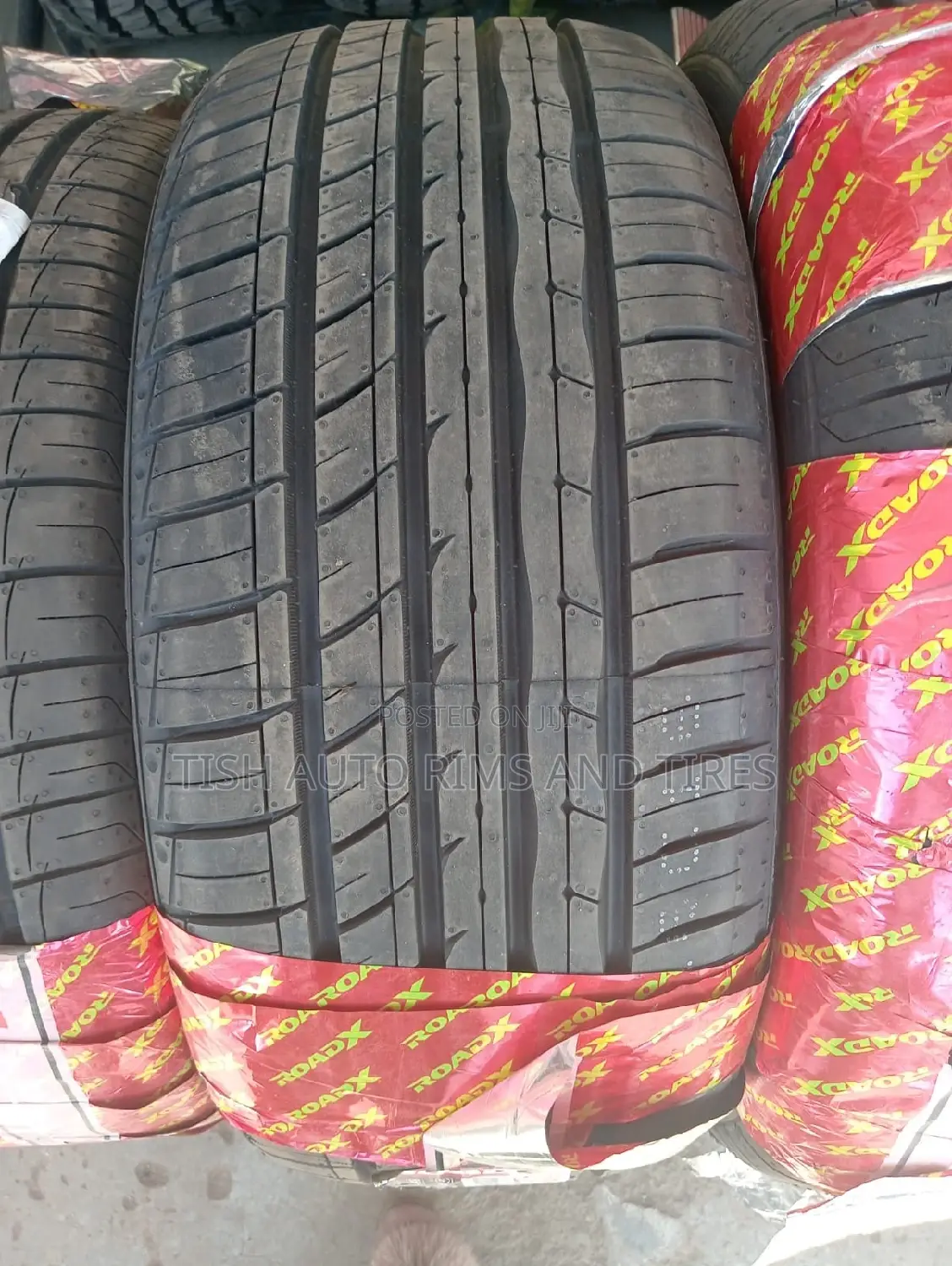 255/35r19 Roadx Tire