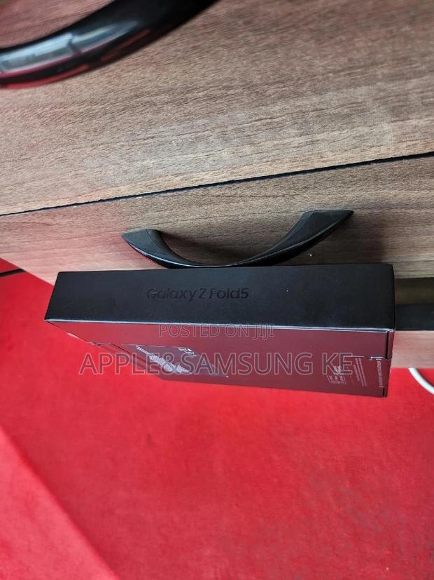 New Samsung Galaxy Z Fold 5 512 GB Rose Gold - thumbnail 3