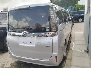 Toyota Voxy 2016 Silver