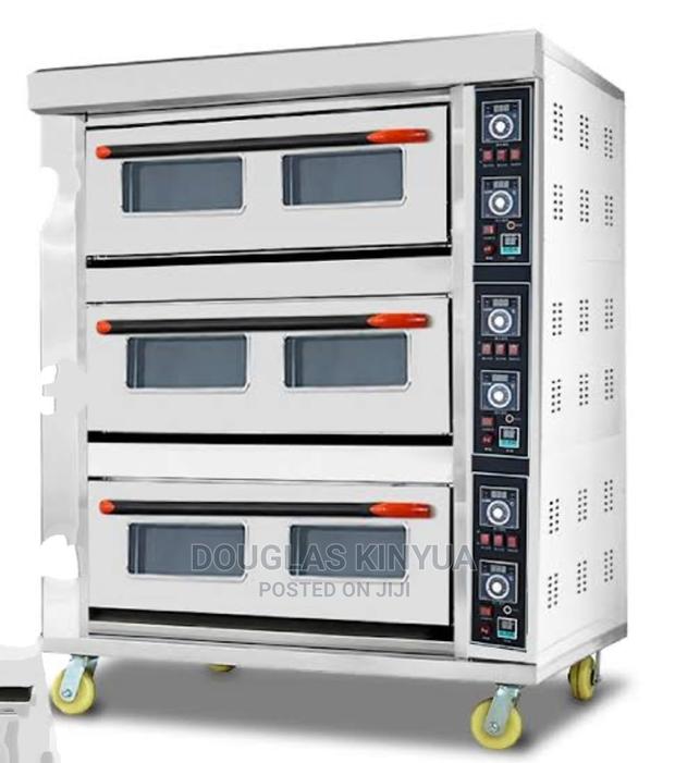 Triple Deck 9 Trays Baking Oven . - main view