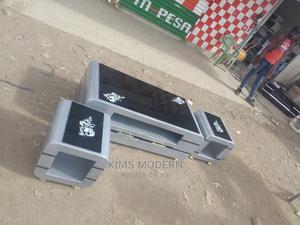 Coffee Table+ 2 Stools Gray Glasstop Flowered. - thumbnail 2