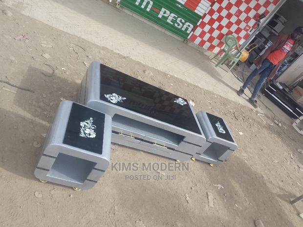 Coffee Table+ 2 Stools Gray Glasstop Flowered. - main view