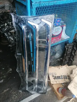 Toyota Hiace 7l Bumper Grille