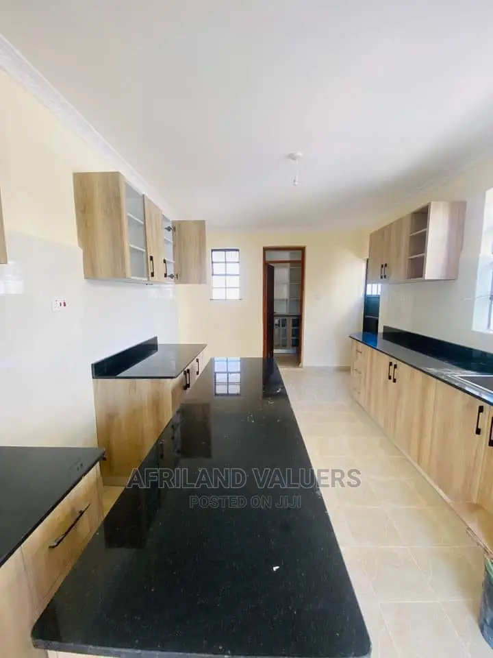 4bdrm Villa in Oloolua for sale