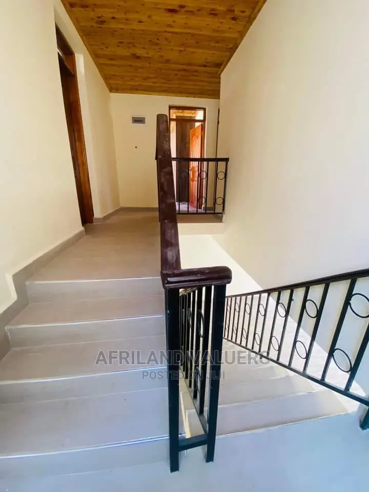 4bdrm Villa in Oloolua for sale