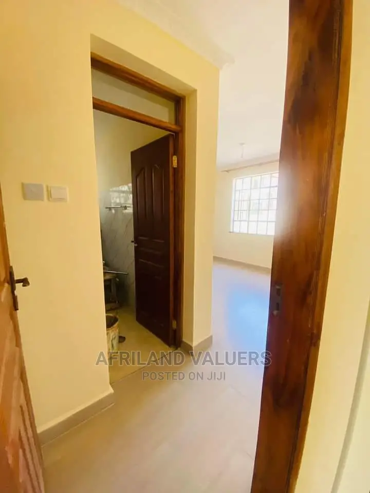 4bdrm Villa in Oloolua for sale