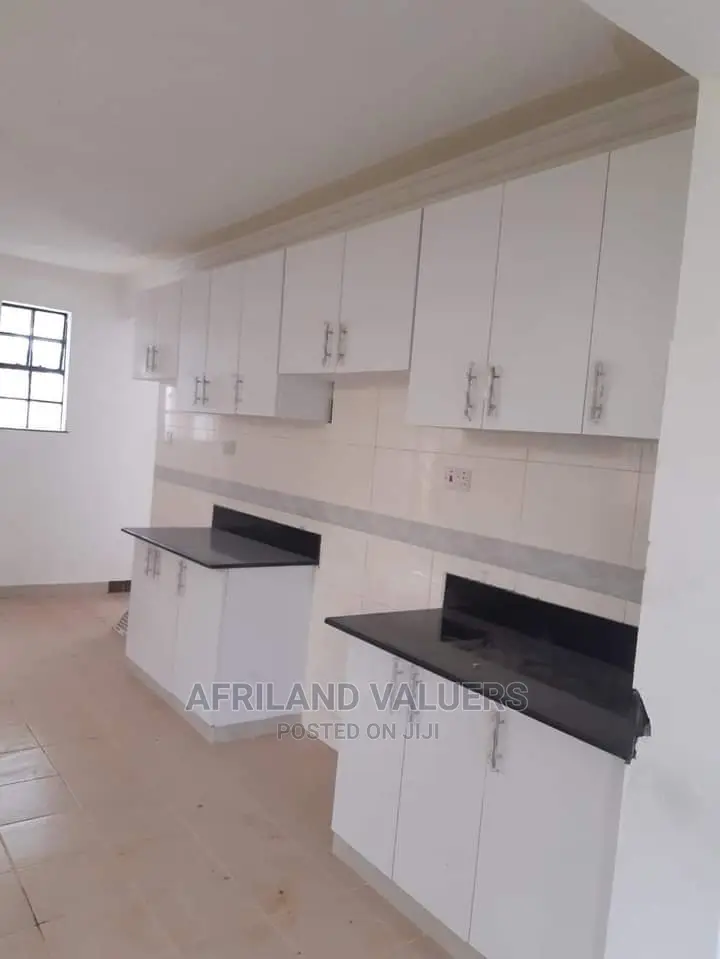 4bdrm Villa in Oloolua for sale