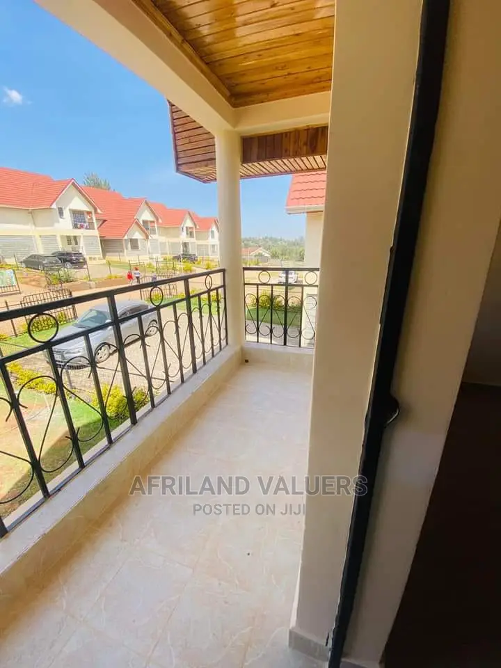 4bdrm Villa in Oloolua for sale