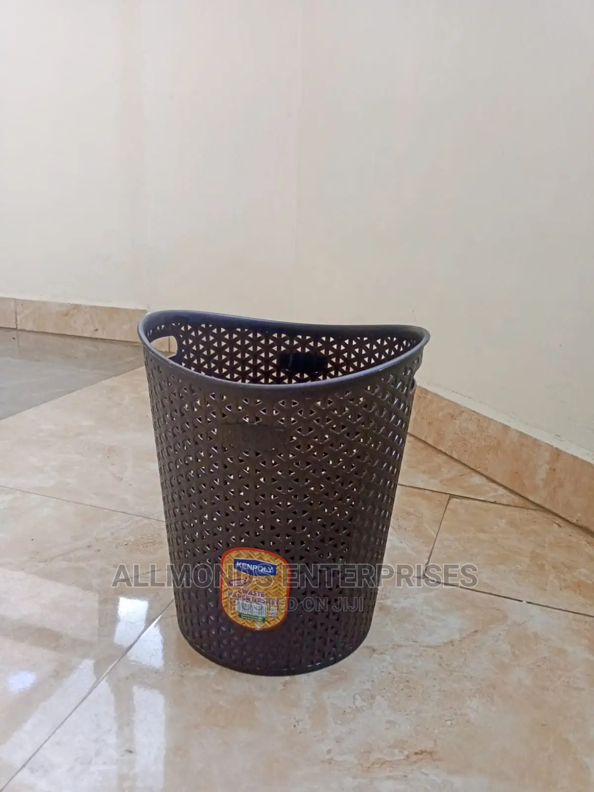 Dustbin With Handle