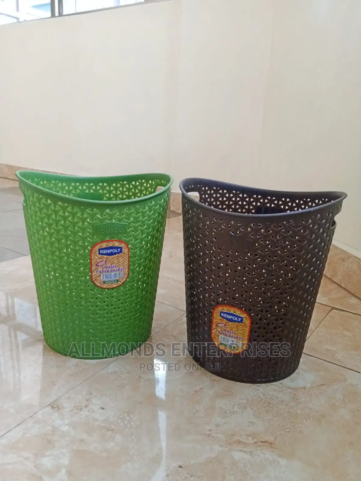 Dustbin With Handle