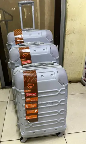 3 in 1 Luxurious Fibre Suitcase
Zipper Closure Frame.