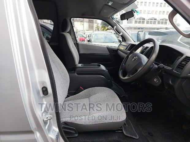 Toyota HiAce 2017 Beige - thumbnail 5